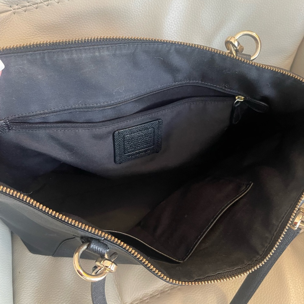 Very good condition Coach handbag. Love the outside pocket perfect for phone